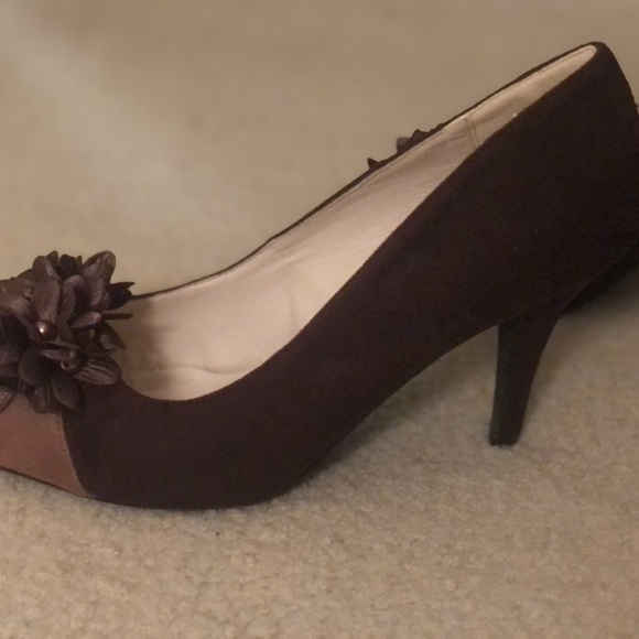 ANDIAMO Delish # 752225. Brown/ 2 tone Flower Pumps Heels Shoes Size 10M. - Picture 2 of 9